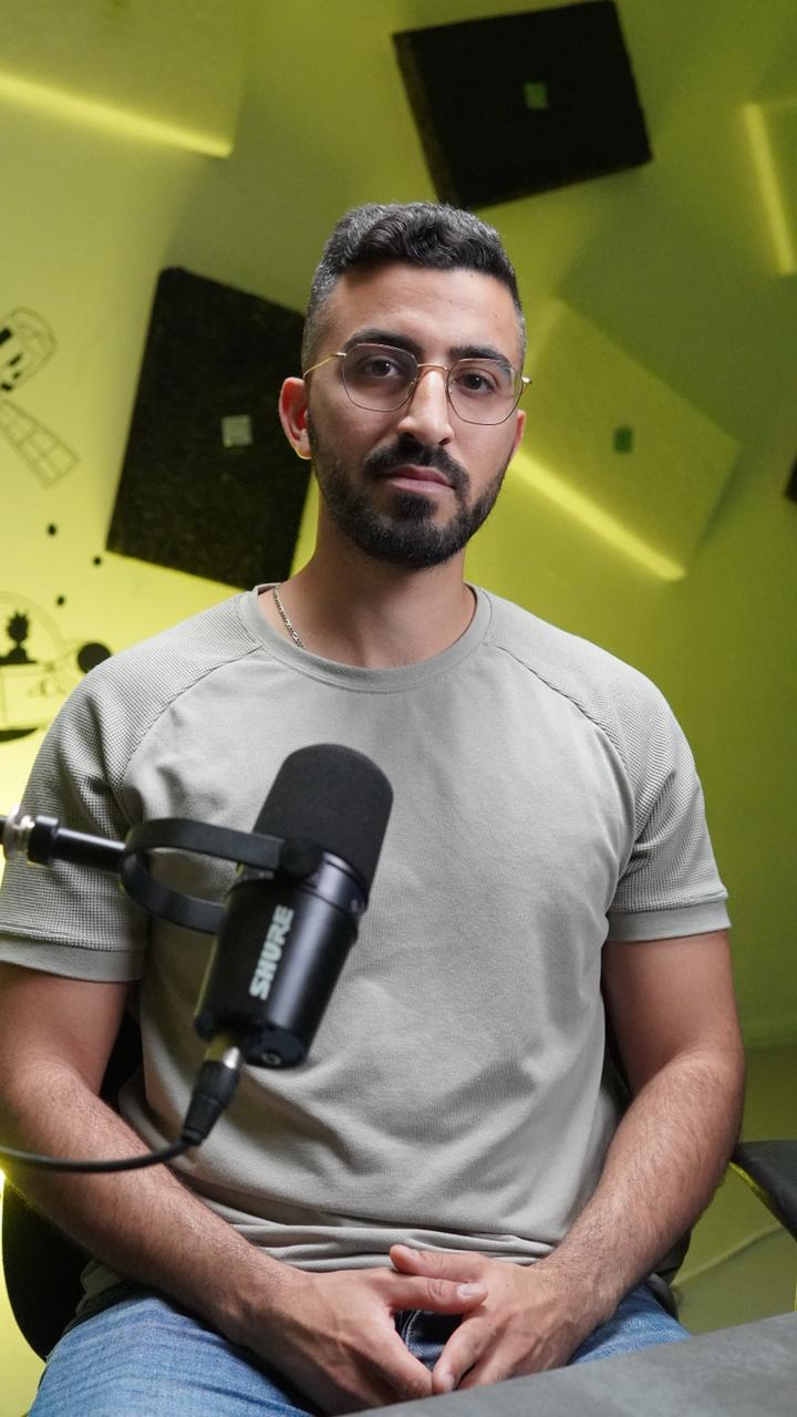 רון חוביאן יושב עם מיקרופון